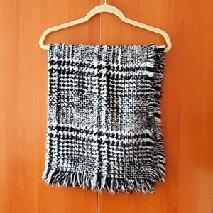 Shiraleah Chicago Houndstooth Oversized Blanket Scarf